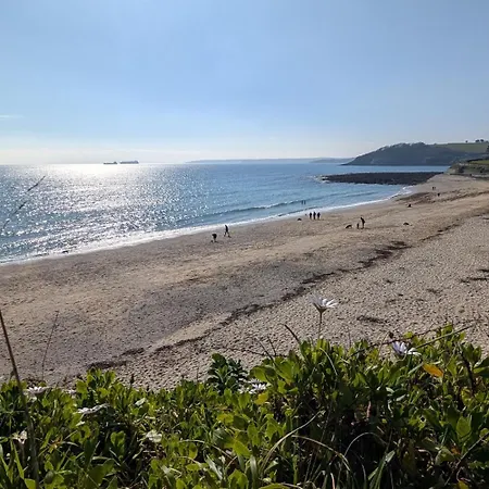 Elegant 1-bed | | Parking & Wifi | Lockbox Entry | Walk To Town & Pubs | Quiet Residential Road | Floor | Near Train Stations & Beaches Falmouth