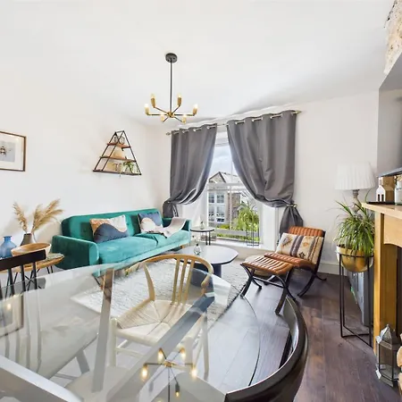 Appartamento Elegant 1-bed | | Parking & Wifi | Lockbox Entry | Walk To Town & Pubs | Quiet Residential Road | Floor | Near Train Stations & Beaches *