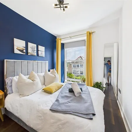 Elegant 1-bed | | Parking & Wifi | Lockbox Entry | Walk To Town & Pubs | Quiet Residential Road | Floor | Near Train Stations & Beaches