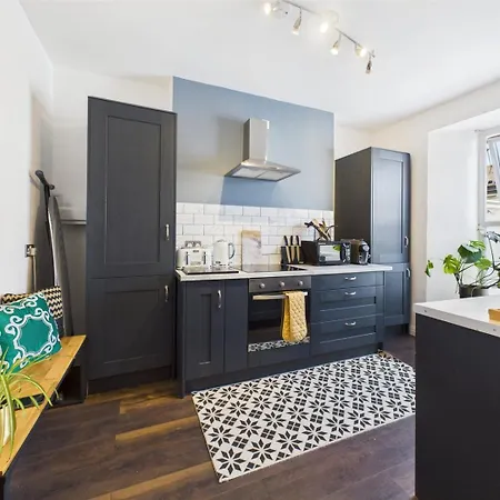 Appartamento Elegant 1-bed | | Parking & Wifi | Lockbox Entry | Walk To Town & Pubs | Quiet Residential Road | Floor | Near Train Stations & Beaches *