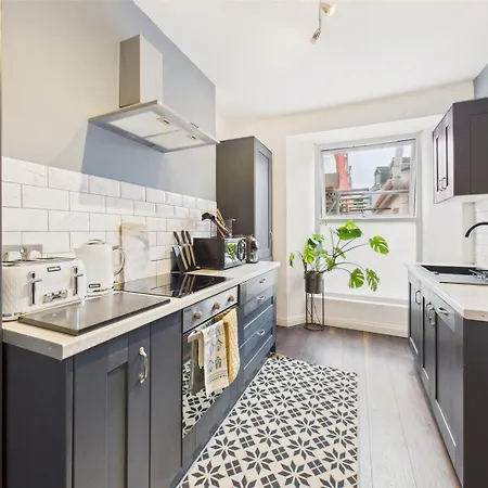 Appartamento Elegant 1-bed | | Parking & Wifi | Lockbox Entry | Walk To Town & Pubs | Quiet Residential Road | Floor | Near Train Stations & Beaches Falmouth