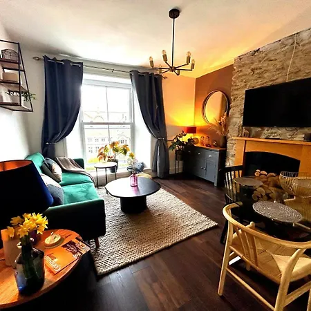 Elegant 1-bed | | Parking & Wifi | Lockbox Entry | Walk To Town & Pubs | Quiet Residential Road | Floor | Near Train Stations & Beaches Apartment *