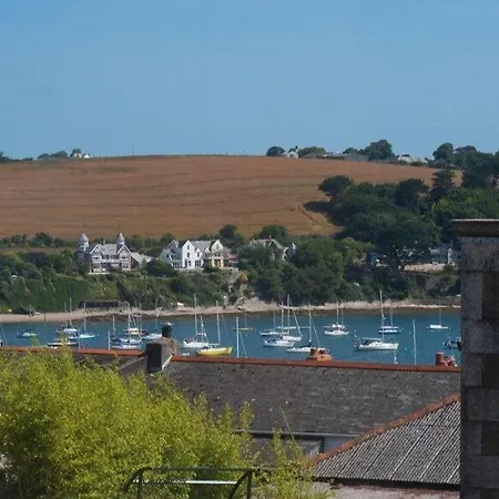 Apartment Elegant 1-bed | | Parking & Wifi | Lockbox Entry | Walk To Town & Pubs | Quiet Residential Road | Floor | Near Train Stations & Beaches Falmouth