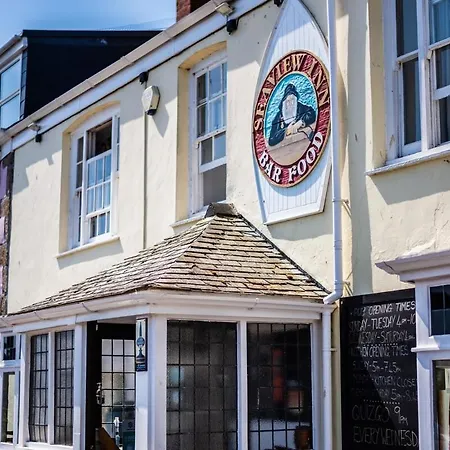 Elegant 1-bed | | Parking & Wifi | Lockbox Entry | Walk To Town & Pubs | Quiet Residential Road | Floor | Near Train Stations & Beaches * Falmouth