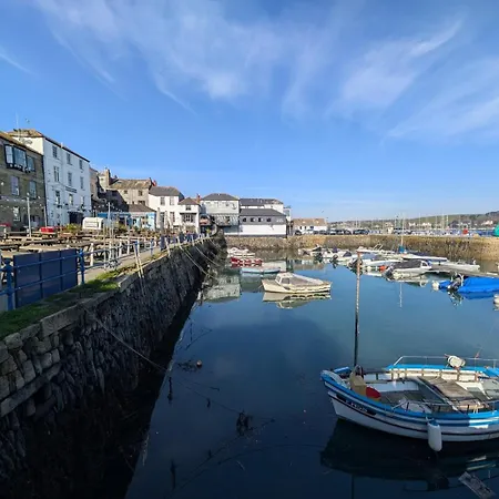 Apartment Elegant 1-bed | | Parking & Wifi | Lockbox Entry | Walk To Town & Pubs | Quiet Residential Road | Floor | Near Train Stations & Beaches Falmouth