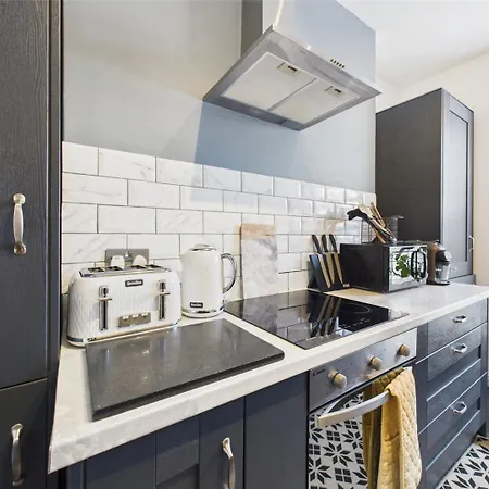 Apartment Elegant 1-bed | | Parking & Wifi | Lockbox Entry | Walk To Town & Pubs | Quiet Residential Road | Floor | Near Train Stations & Beaches Falmouth