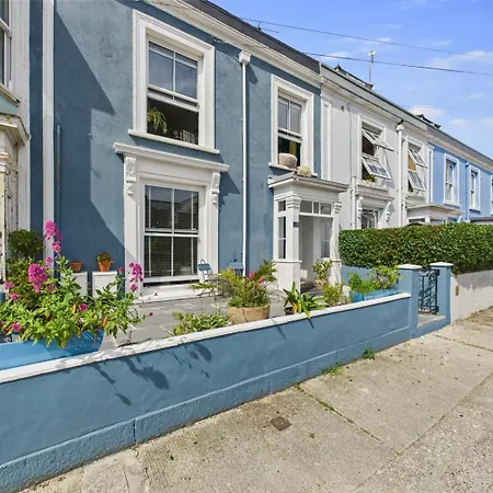 Elegant 1-bed | | Parking & Wifi | Lockbox Entry | Walk To Town & Pubs | Quiet Residential Road | Floor | Near Train Stations & Beaches * Falmouth