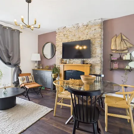 Elegant 1-bed | | Parking & Wifi | Lockbox Entry | Walk To Town & Pubs | Quiet Residential Road | Floor | Near Train Stations & Beaches Apartment