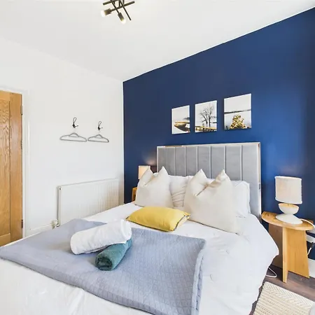 Elegant 1-bed | | Parking & Wifi | Lockbox Entry | Walk To Town & Pubs | Quiet Residential Road | Floor | Near Train Stations & Beaches Apartment *