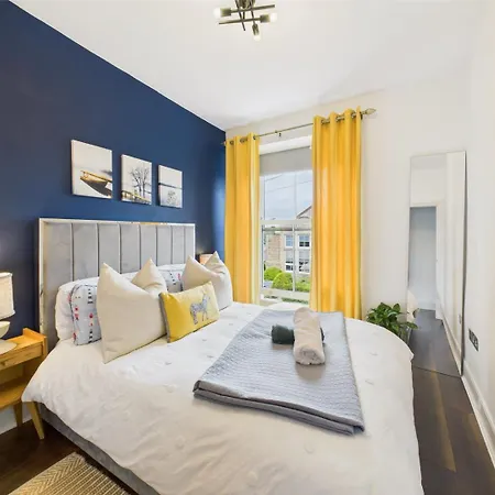 Apartment Elegant 1-bed | | Parking & Wifi | Lockbox Entry | Walk To Town & Pubs | Quiet Residential Road | Floor | Near Train Stations & Beaches Falmouth