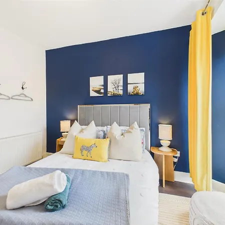 Elegant 1-bed | | Parking & Wifi | Lockbox Entry | Walk To Town & Pubs | Quiet Residential Road | Floor | Near Train Stations & Beaches *