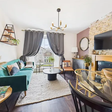 Elegant 1-bed | | Parking & Wifi | Lockbox Entry | Walk To Town & Pubs | Quiet Residential Road | Floor | Near Train Stations & Beaches Apartment