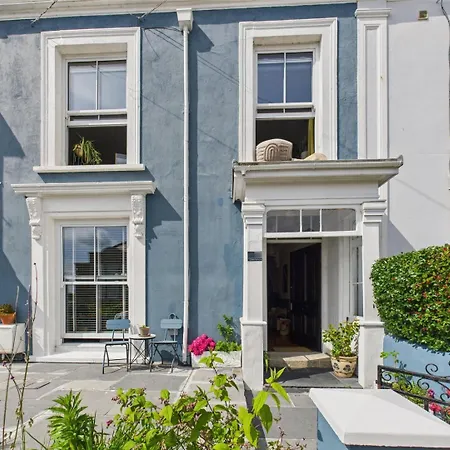 Apartment Elegant 1-bed | | Parking & Wifi | Lockbox Entry | Walk To Town & Pubs | Quiet Residential Road | Floor | Near Train Stations & Beaches *